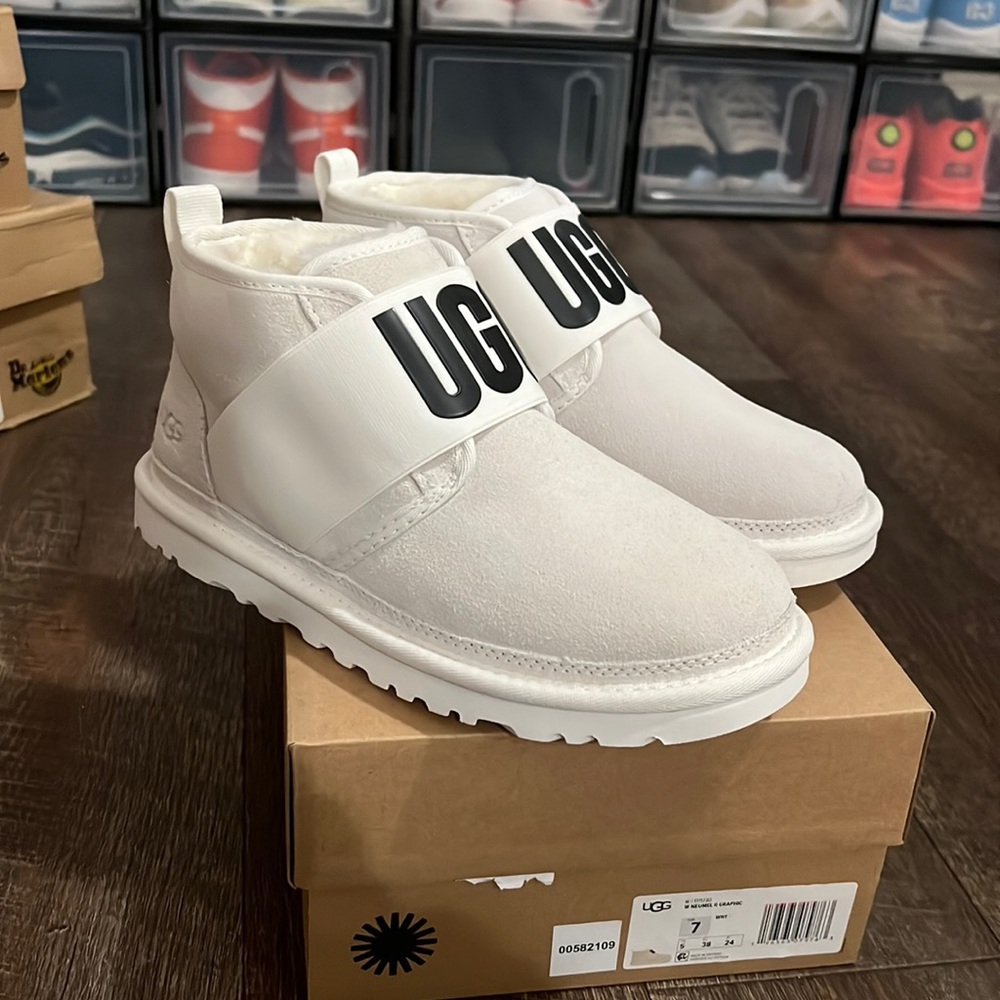White neumel II graphic Uggs